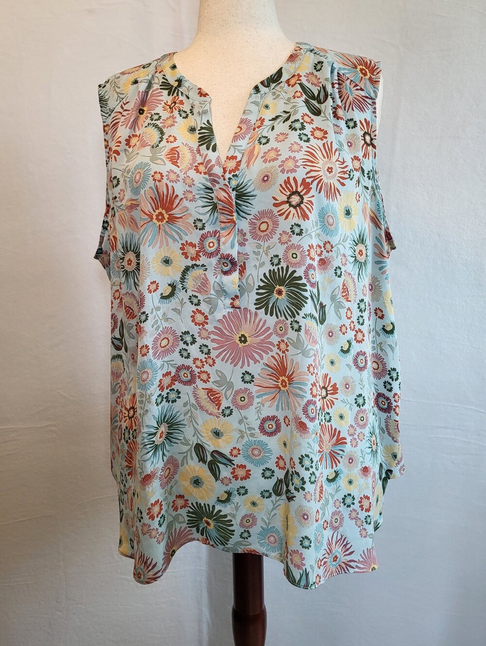 NYDJ Sleeveless Floral V-Neck Top in Pastel Multi Size 2X